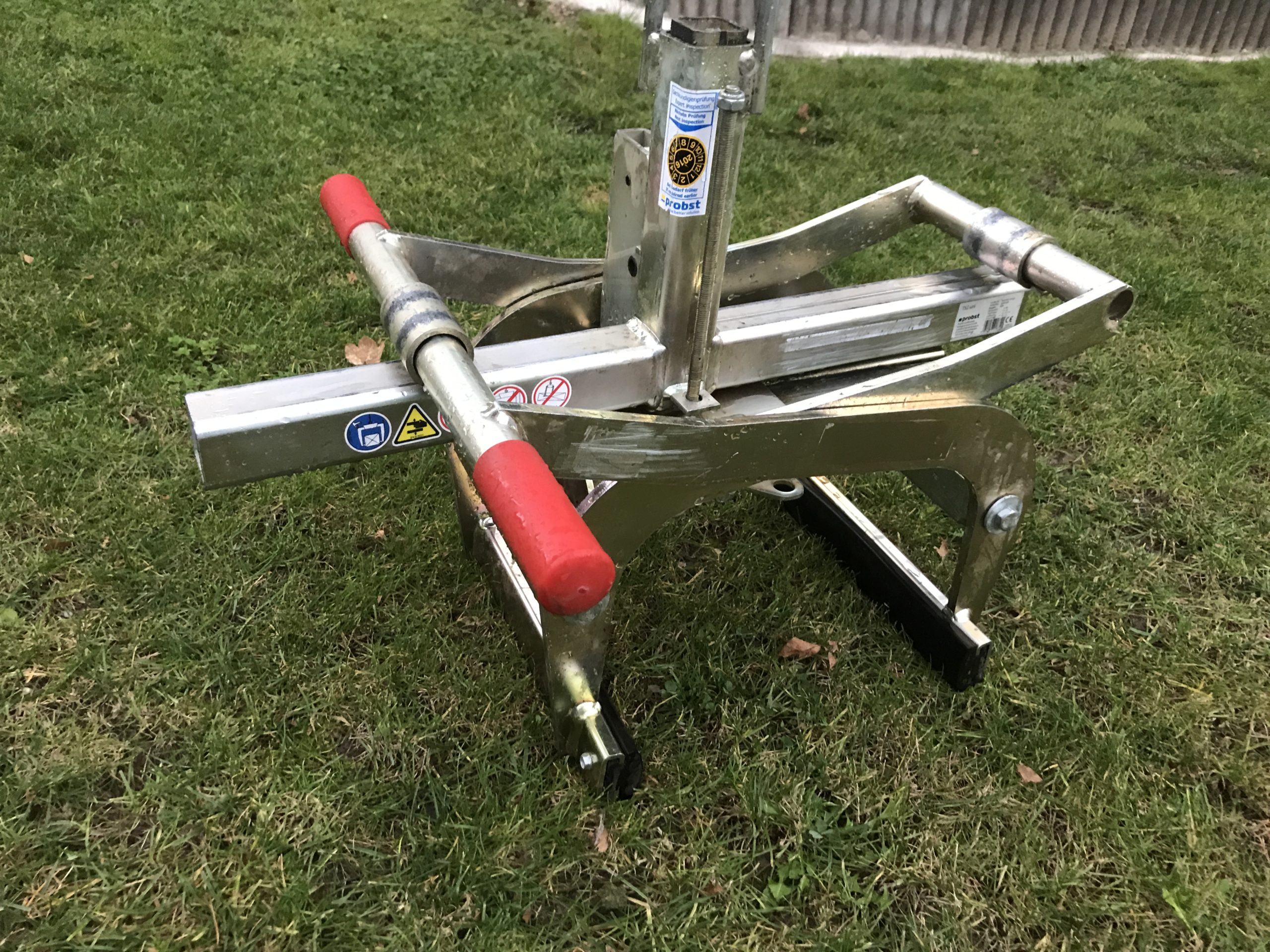 Bild zeigt verschiedene Baggerlöffel zu mieten für Minibagger in Biberach