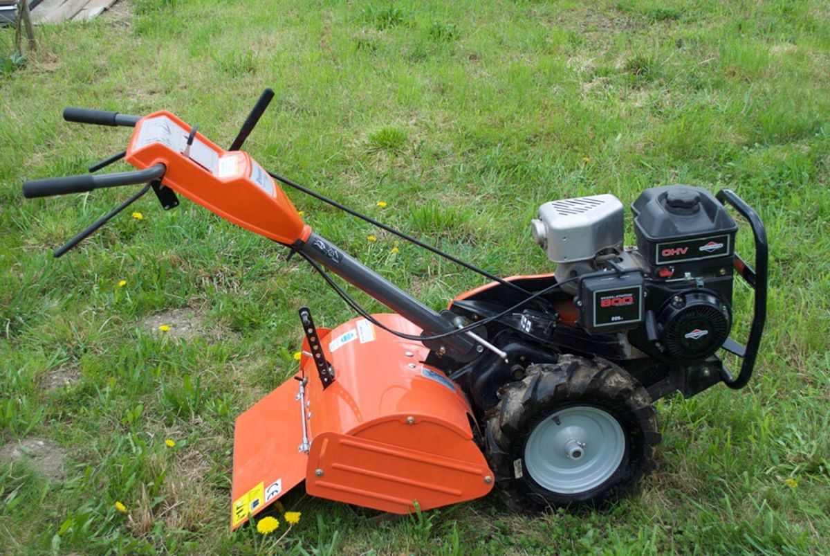 Bild zeigt Minibagger am Autokran auf einer Baustelle in Biberach