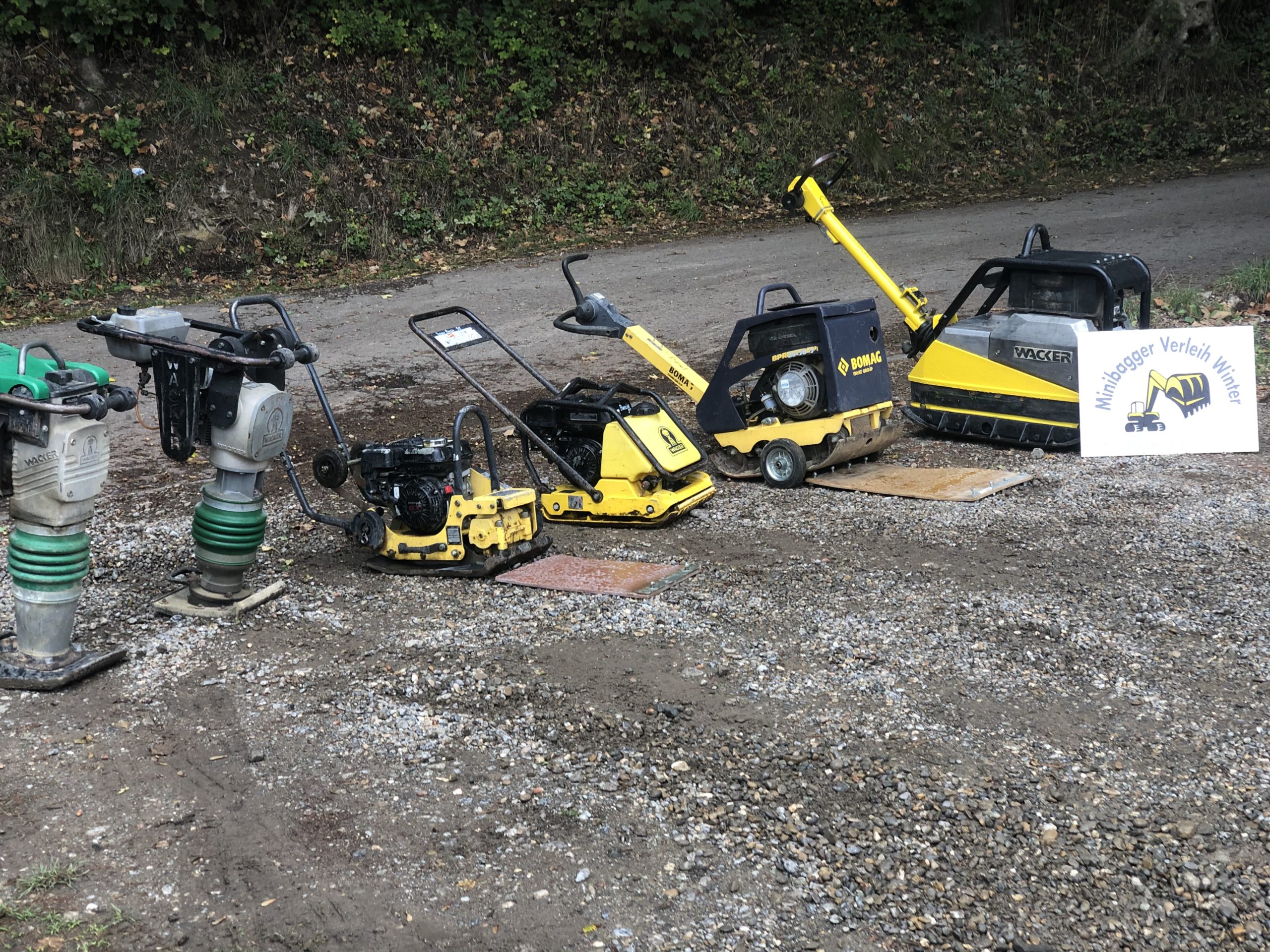 Bild zeigt verschiedene Baggerlöffel zu mieten für Minibagger in Biberach